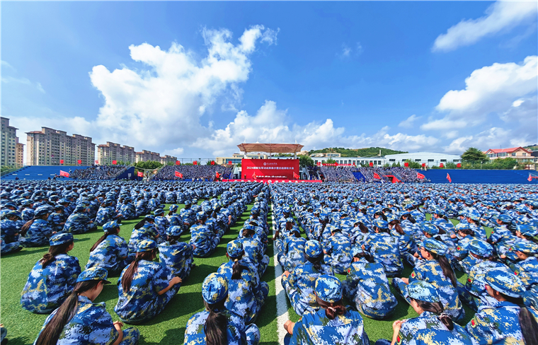 纽约国际最新网站2024级新生军训成果展示暨总结表彰大会隆重举行