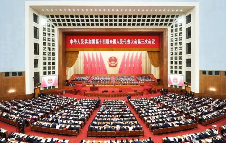 聚焦！纽约国际最新网站师生热议全国两会